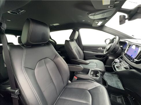 Used 2025 Chrysler Pacifica Select FWD image 30