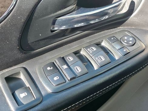 Used 2014 Chrysler Town & Country Touring-L w/ Driver Convenience Group FWD image 29
