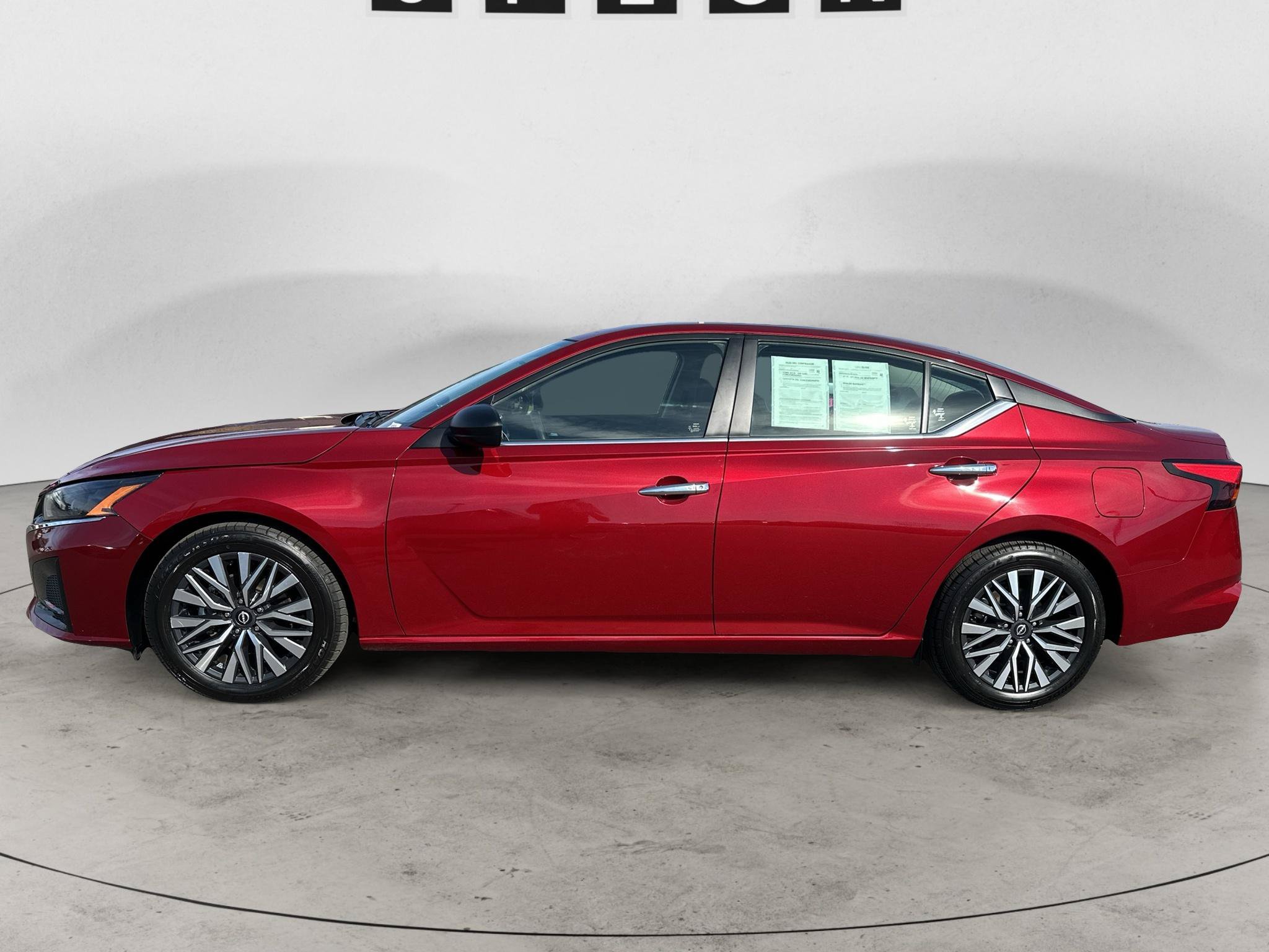 Used 2024 Nissan Altima 2.5 SV FWD image 2