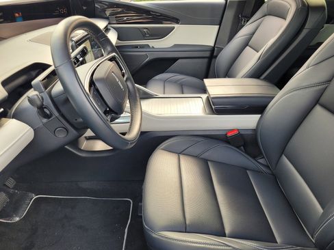 Used 2025 Lincoln Nautilus Premier image 21