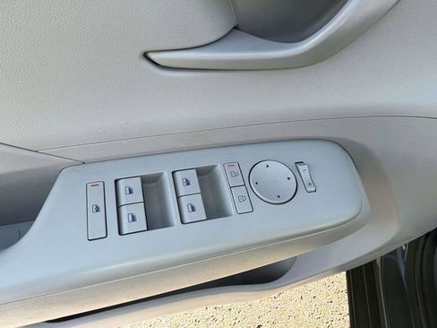 Used 2025 Hyundai Kona SEL image 11