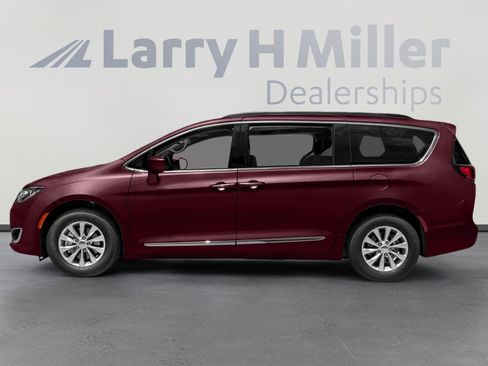 Used 2017 Chrysler Pacifica Limited w/ Advanced Safetytec Group FWD image 3