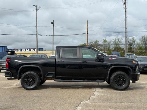 Used 2021 Chevrolet Silverado 2500 LT w/ Midnight Edition AWD/4WD image 2