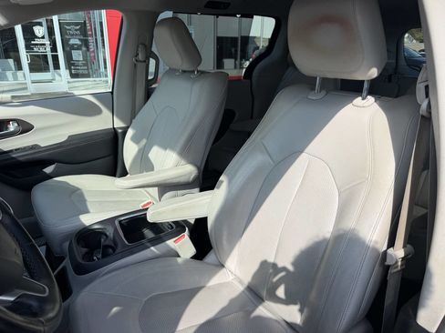 Used 2018 Chrysler Pacifica Touring-L Plus FWD image 10