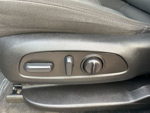 Used 2023 Chevrolet Traverse LT image 11