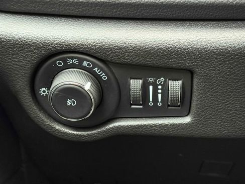 Used 2021 Chrysler Pacifica Touring w/ Uconnect Theater Family Group image 15