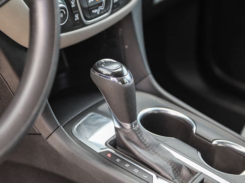 Used 2021 Chevrolet Equinox LS image 20