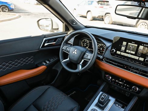 New 2025 Mitsubishi Outlander SEL image 14