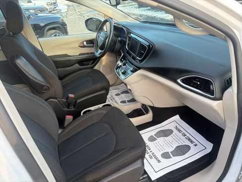 Used 2023 Chrysler Voyager LX image 11