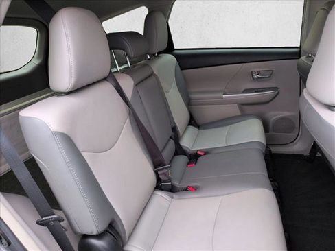 Used 2017 Toyota Prius V Four w/ Carpet Mat Package FWD image 19
