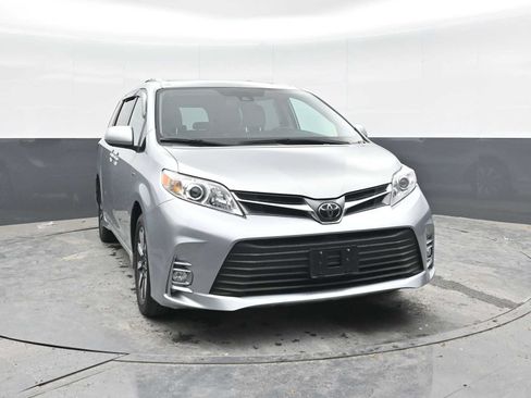 Used 2020 Toyota Sienna XLE w/ XLE Navigation Package AWD/4WD image 6