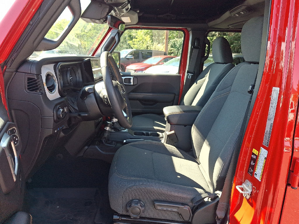 Used 2024 Jeep Wrangler Unlimited Sahara w/ Technology Group AWD/4WD image 14