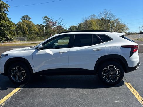 Used 2025 Chevrolet Trax LT w/ Driver Confidence Package image 9