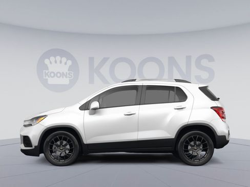 Used 2022 Chevrolet Trax LT w/ LT Convenience Package AWD/4WD image 2
