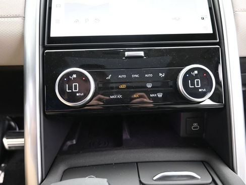 Used 2025 Land Rover Discovery Dynamic SE AWD/4WD image 26