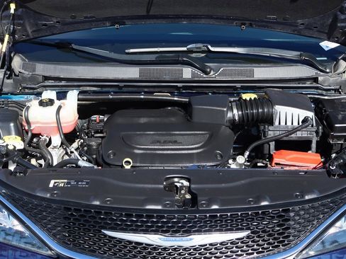 Used 2019 Chrysler Pacifica Touring image 11