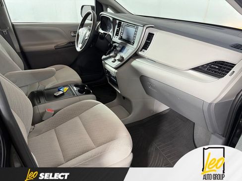 Used 2020 Toyota Sienna LE w/ LE Preferred Package FWD image 13