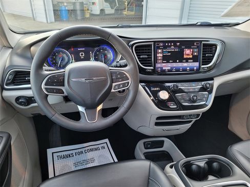 Used 2024 Chrysler Pacifica Touring-L image 19