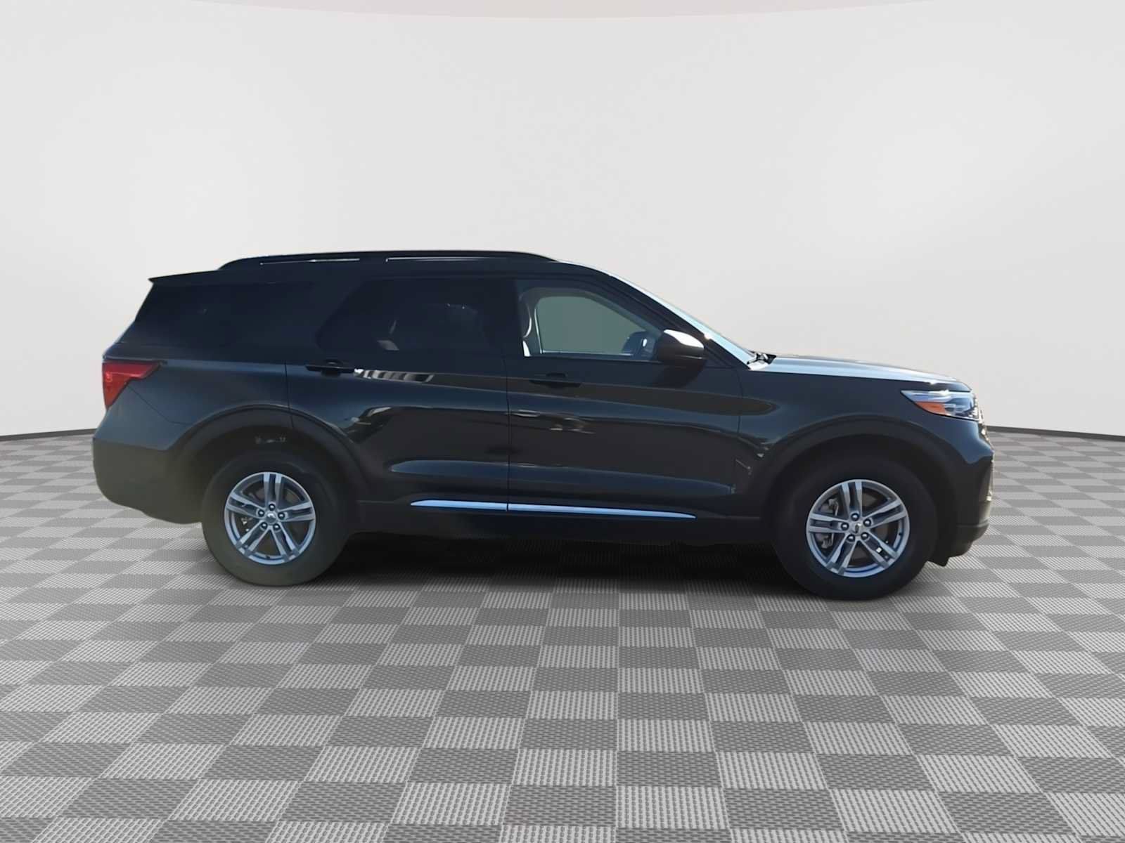 Used 2023 Ford Explorer XLT AWD/4WD image 9