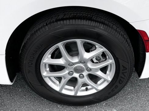 Used 2023 Chrysler Pacifica Touring-L image 10