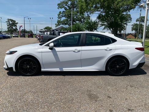 Used 2026 Toyota Camry SE FWD image 5