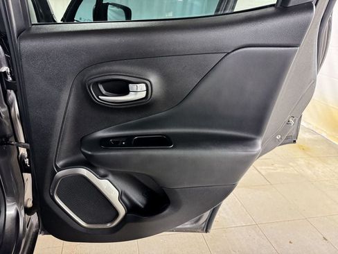 Used 2019 Jeep Renegade Limited FWD image 17