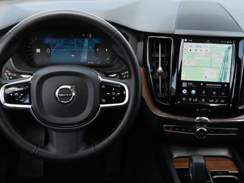 Used 2024 Volvo XC60 B5 Plus AWD/4WD image 16