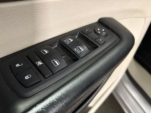 Used 2018 Chrysler Pacifica L FWD image 11