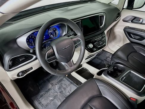 Used 2023 Chrysler Pacifica Touring-L FWD image 2