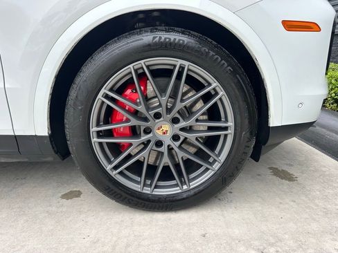 Certified 2025 Porsche Cayenne S image 15
