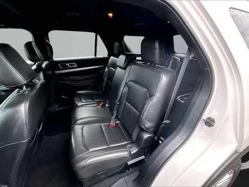 Used 2019 Ford Explorer XLT w/ Equipment Group 202A AWD/4WD image 17