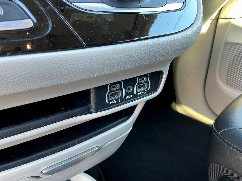 Used 2023 Chrysler Pacifica Touring-L FWD image 12