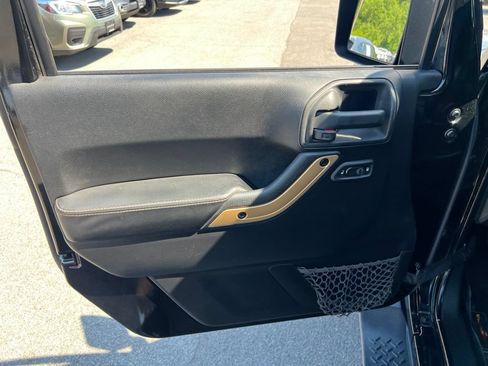 Used 2014 Jeep Wrangler Unlimited Sahara AWD/4WD image 21