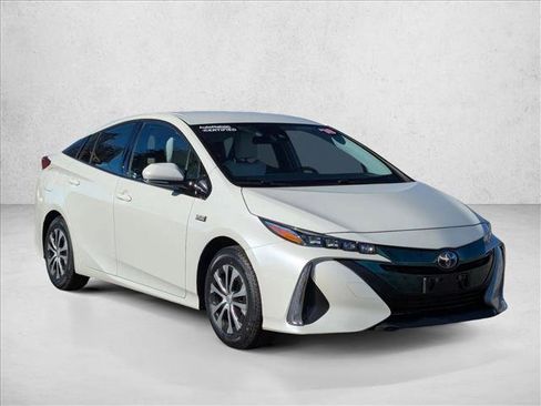 Used 2018 Toyota Prius Prime Premium image 3