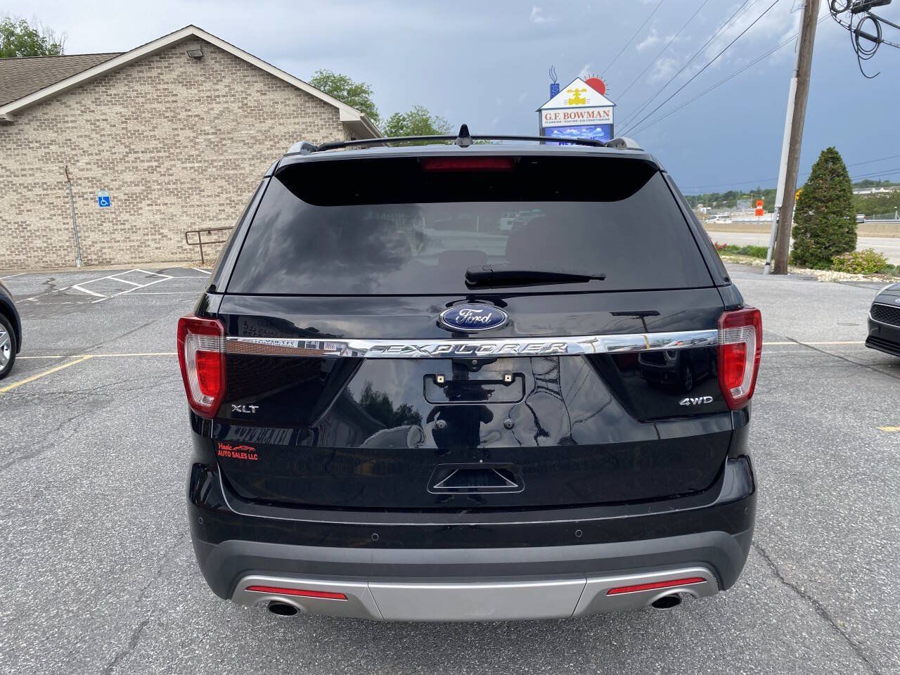 Used 2017 Ford Explorer XLT w/ Equipment Group 202A AWD/4WD image 6