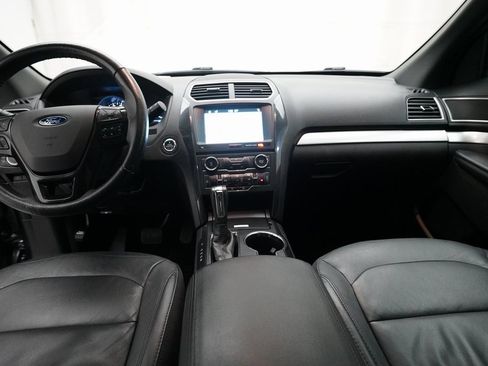 Used 2017 Ford Explorer XLT w/ Equipment Group 202A image 5