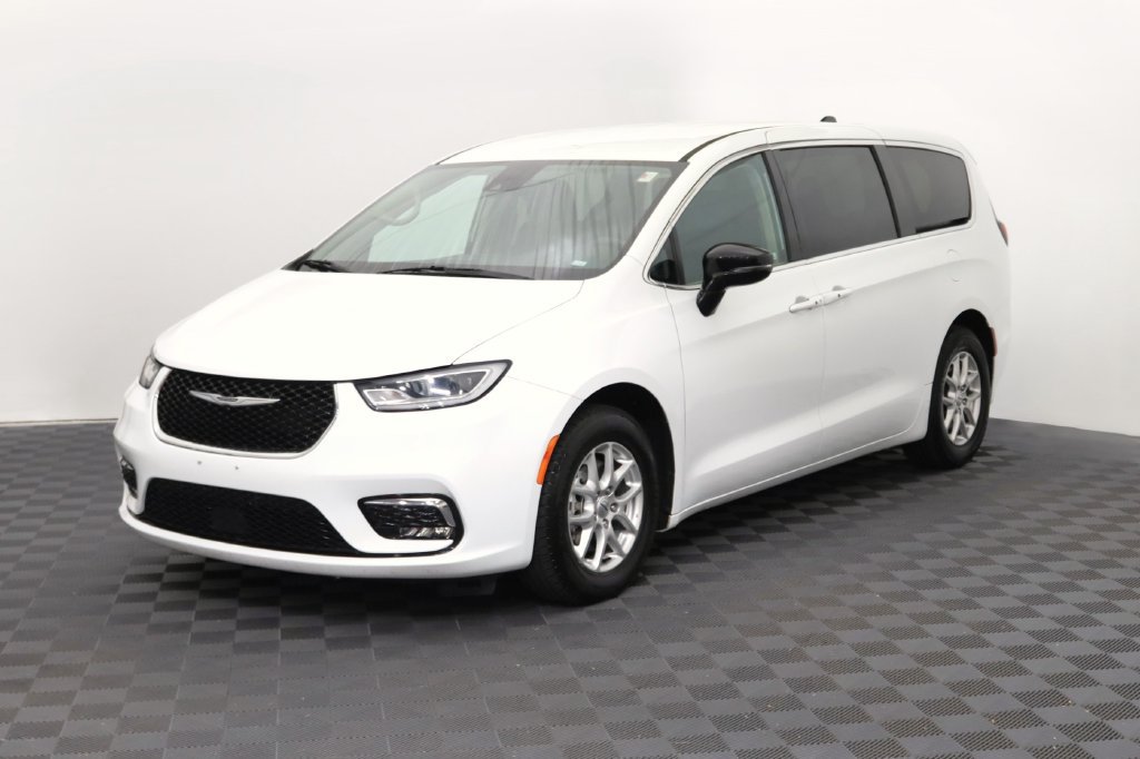 Used 2024 Chrysler Pacifica Touring-L FWD image 3