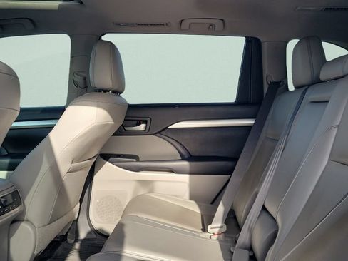 Used 2019 Toyota Highlander XLE FWD image 10