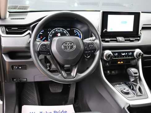 Used 2025 Toyota RAV4 XLE image 31