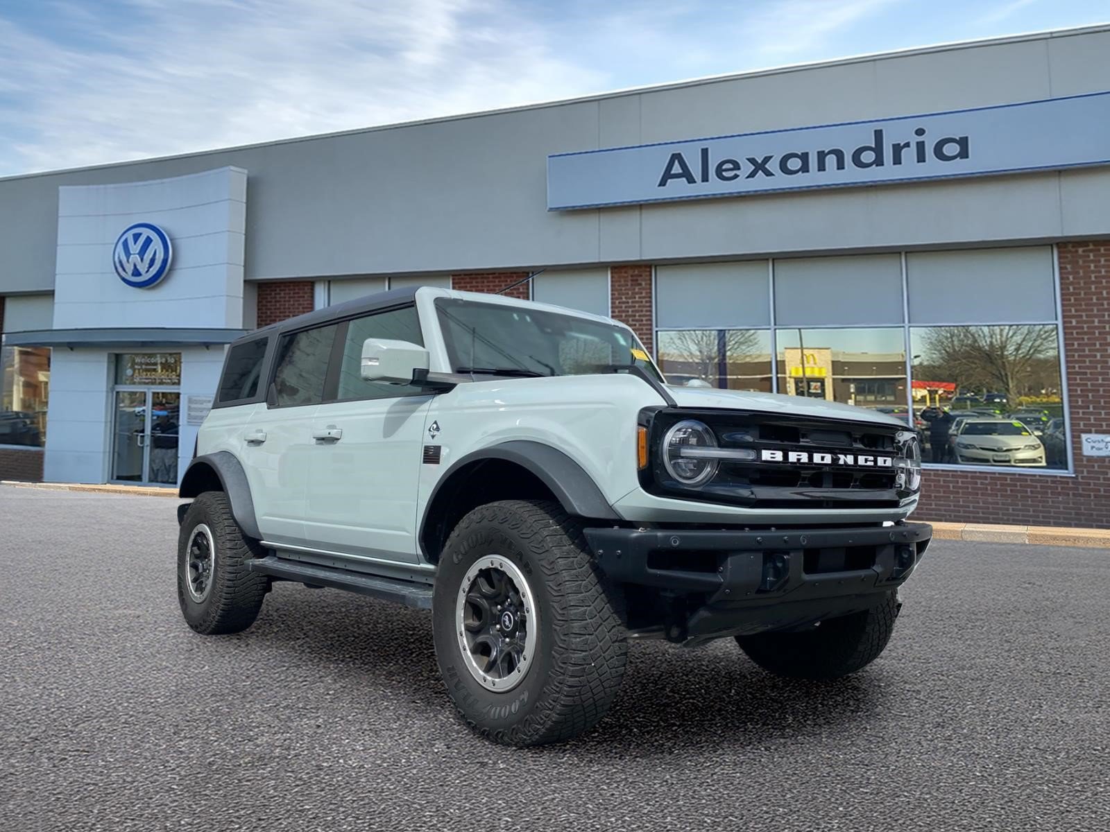 Used 2023 Ford Bronco Outer Banks w/ Sasquatch Package AWD/4WD image 1