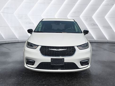 Used 2024 Chrysler Pacifica Touring-L FWD image 8