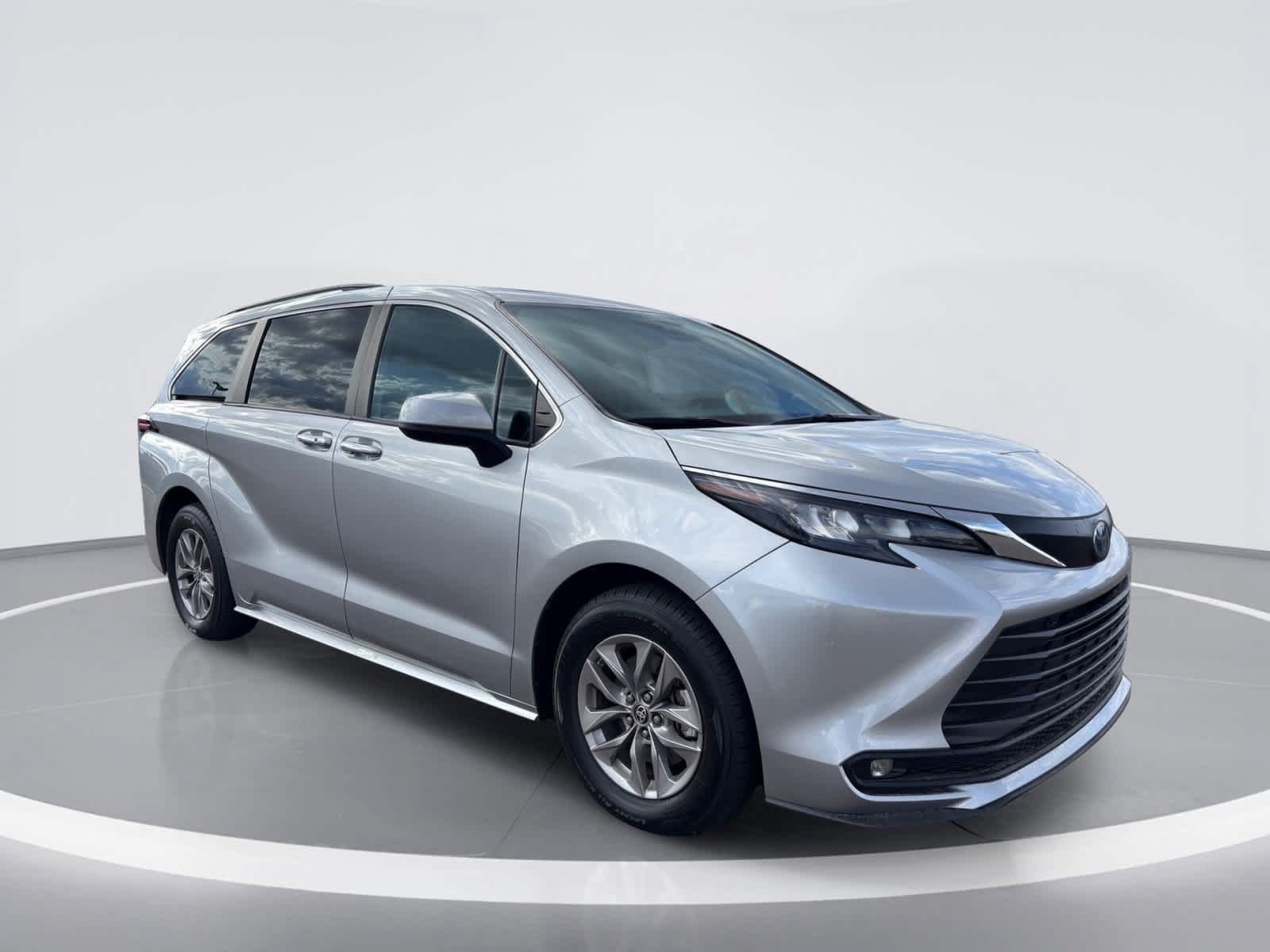 Used 2025 Toyota Sienna XLE FWD image 7