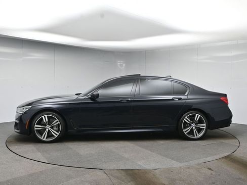 Used 2019 BMW 750i image 2