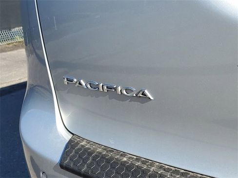 Used 2024 Chrysler Pacifica Touring-L image 30