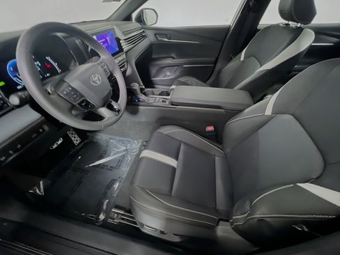 Used 2025 Toyota Camry SE w/ Convenience Package image 15