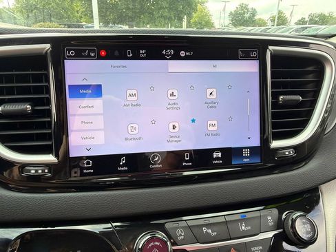 Used 2023 Chrysler Pacifica Touring-L FWD image 30