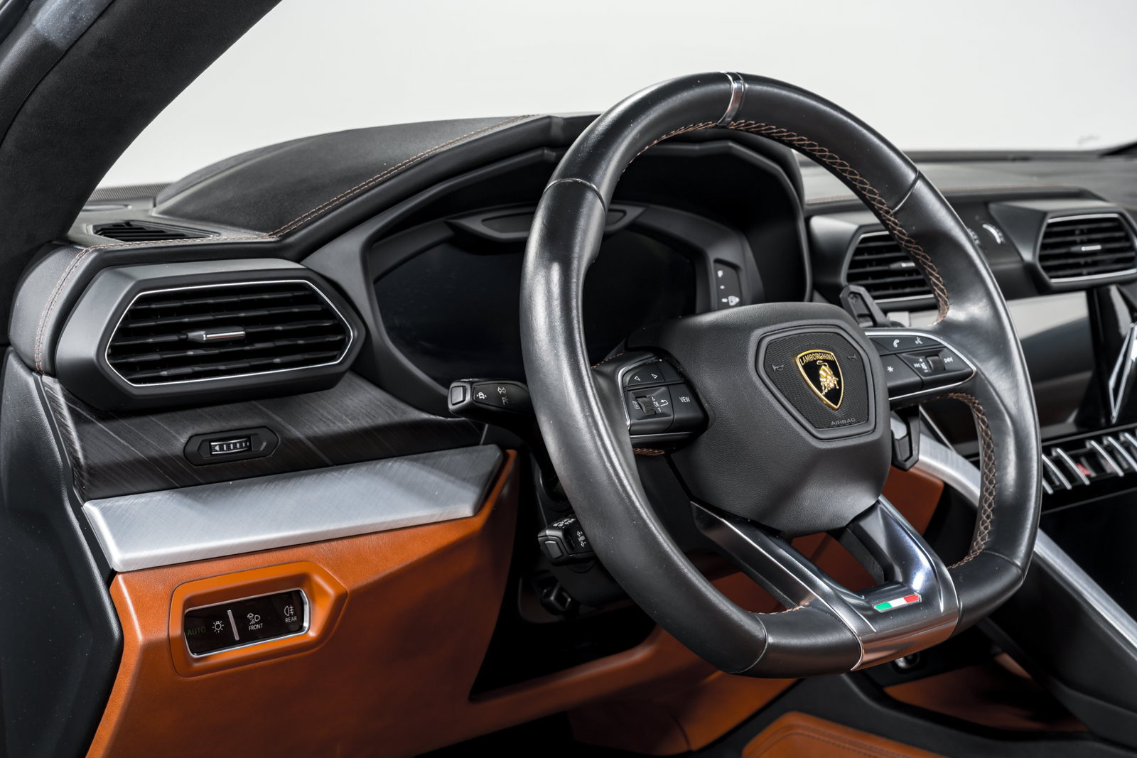 Used 2021 Lamborghini Urus AWD/4WD image 15