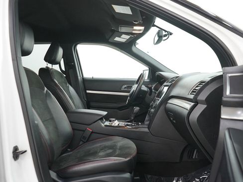 Used 2018 Ford Explorer XLT w/ Equipment Group 202A AWD/4WD image 8