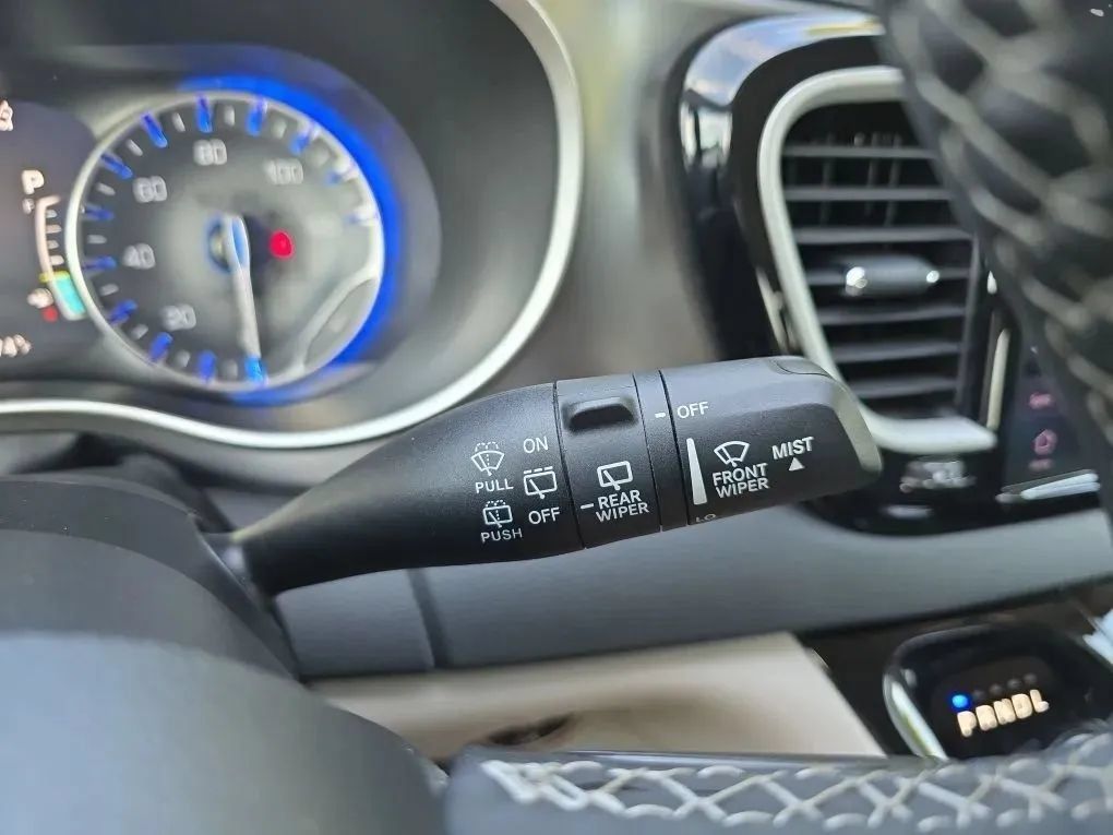 Used 2023 Chrysler Pacifica Touring-L FWD image 20