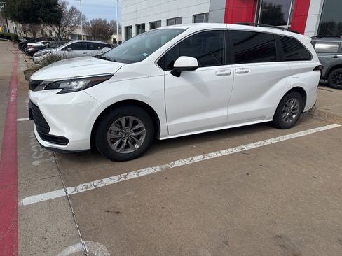 Used 2022 Toyota Sienna LE image 5